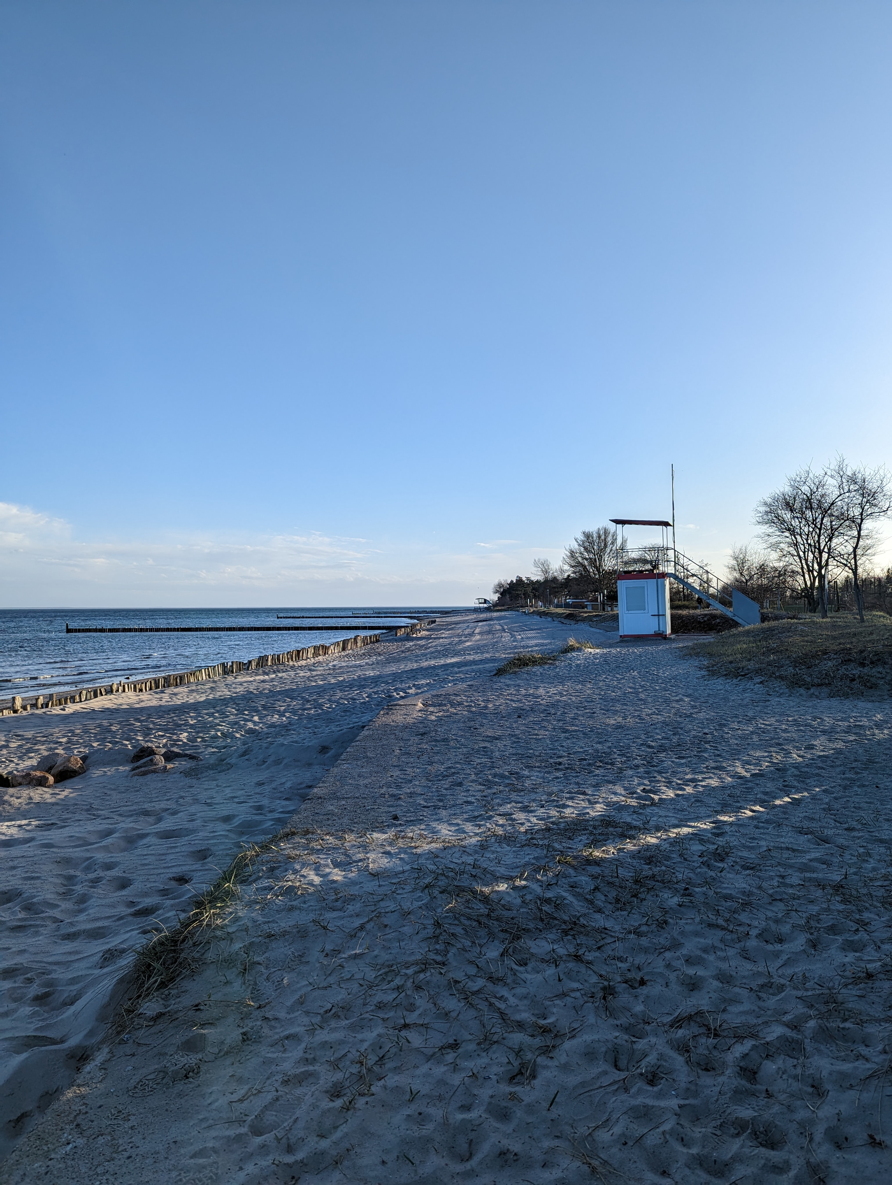 Strandabschnitt von Kellenhusen an der Ostsee mit DLRG-Turm